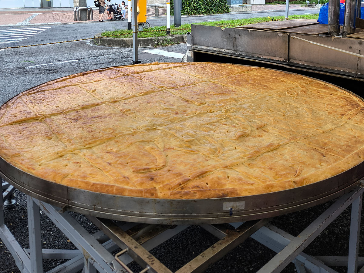 カルチュアロード2025で2mの巨大アップルパイ販売